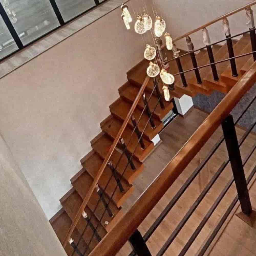 پله چوبی پله معلق با نرده های ترکیبی چوب و آلومینیوم