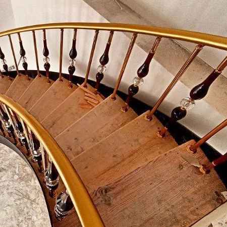 پله های چوبی برای پله گرد با نرده های استیل