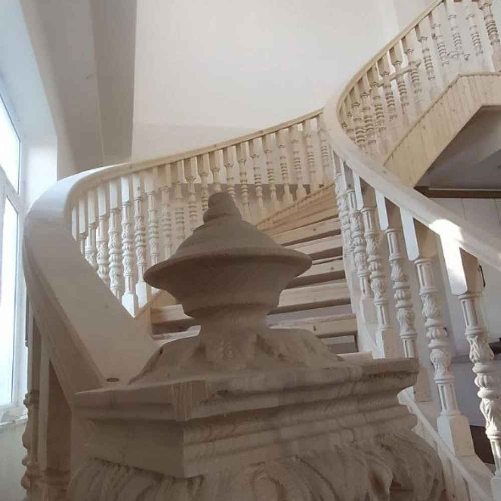 پله چوبی با هندریل چوبی